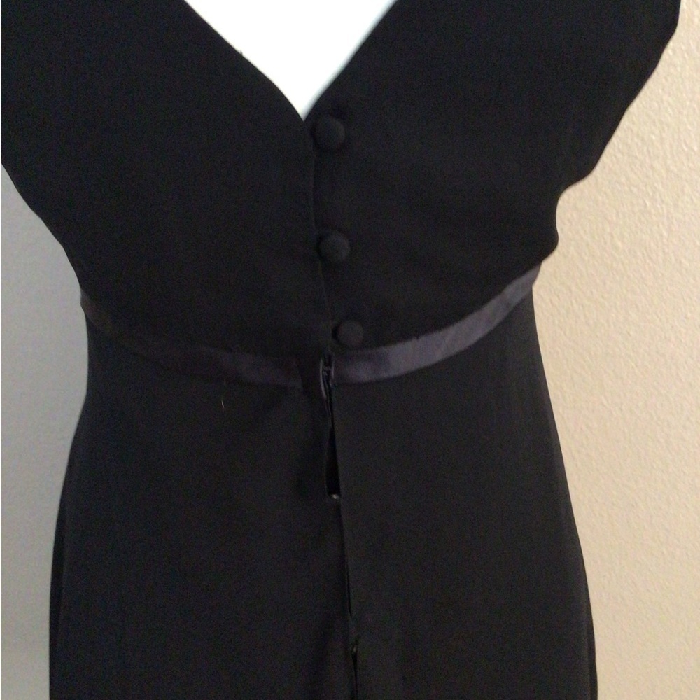 Chic Black Sleeveless Dress with Bow Detail - Picture 4 of 5